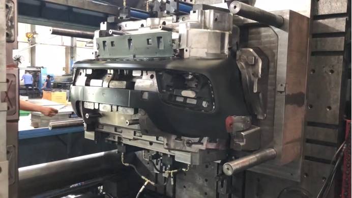 一套模具价值一套房 汽车保险杠和中控台是怎样生产出来的？